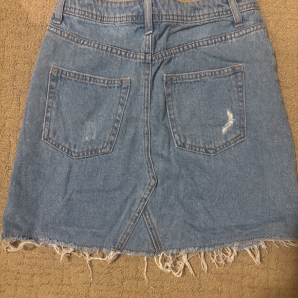 LOW RISE RIPPED DENIM SKIRT - Picture 2 of 3
